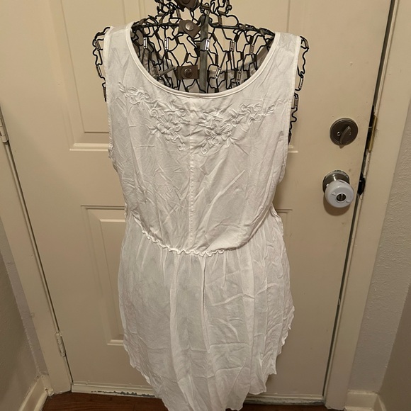 NWOT POL White Embroidered Tank Top - Picture 2 of 4